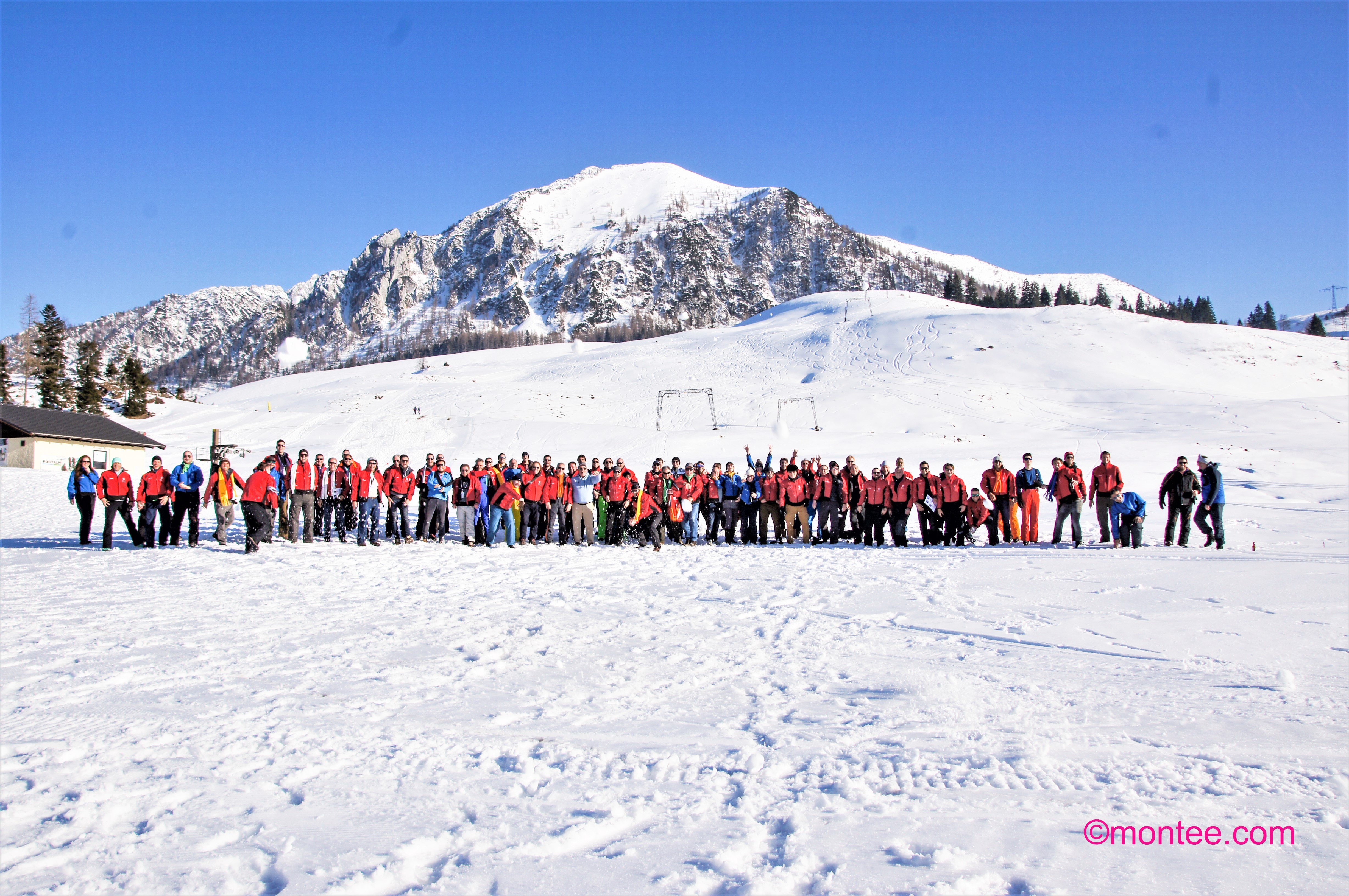 Outdoor Teamevent im Winter mit Firmengruppe in den österreichischen Alpen