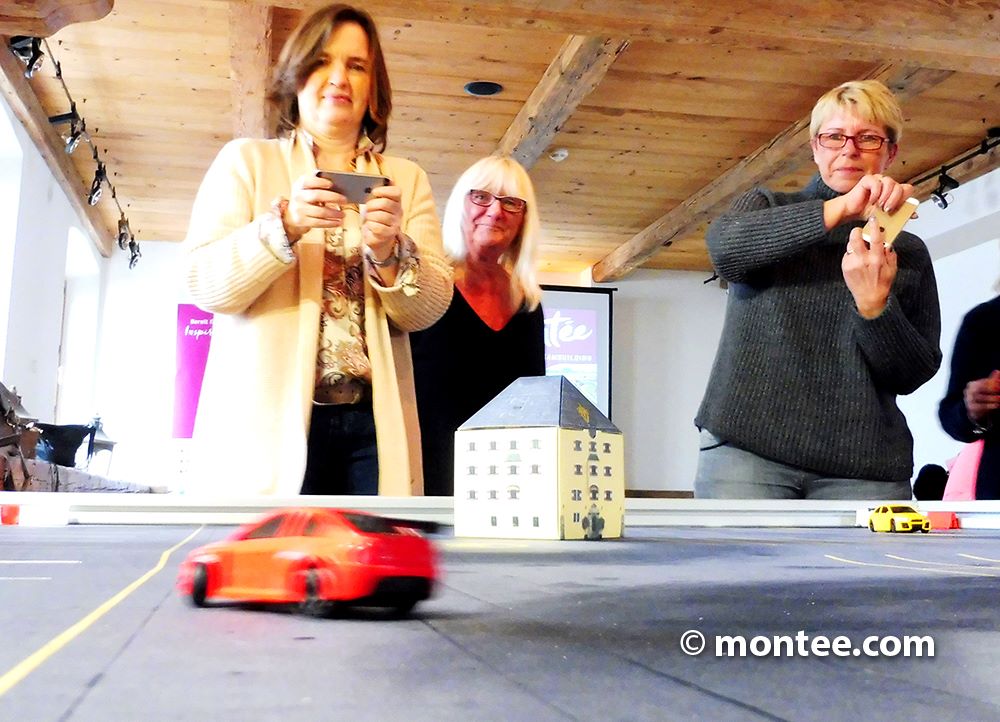 Personen steuern Modellautos
