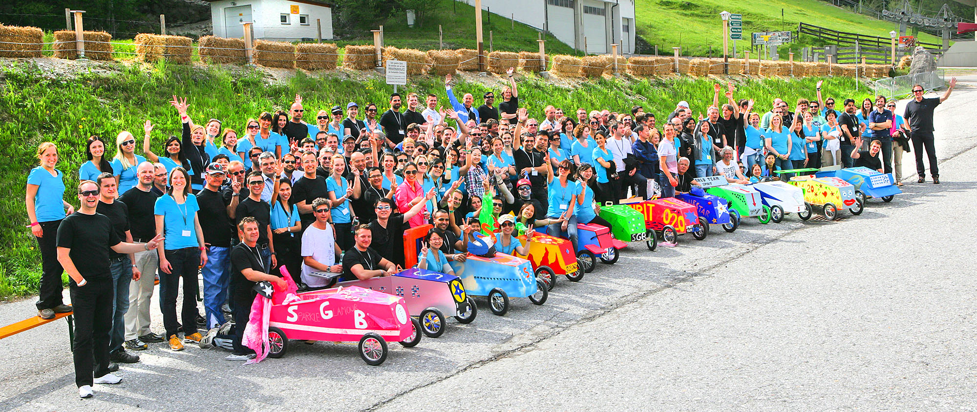 Gruppenfoto mit fertigen Seifenkisten 