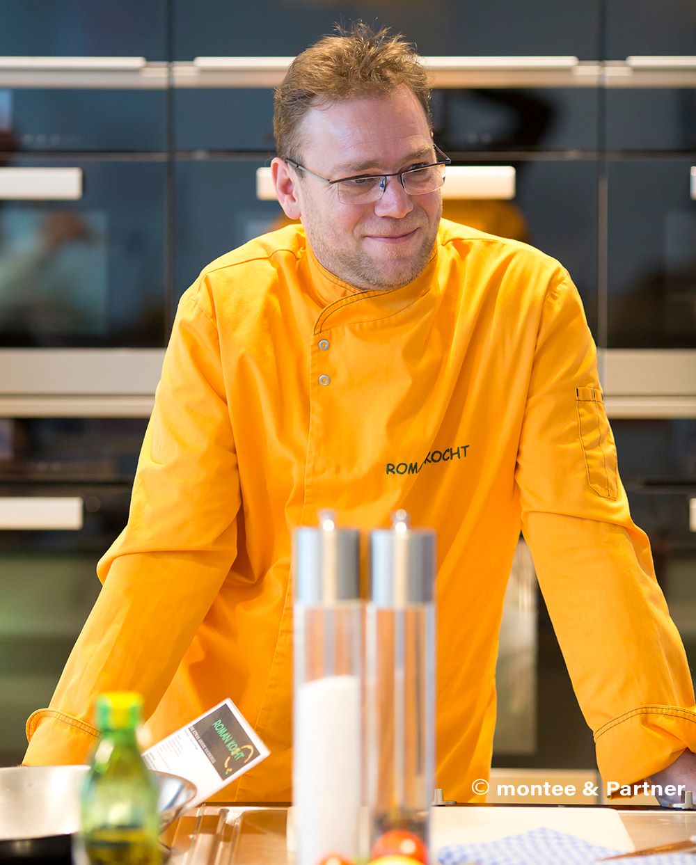  Roman Rosmanith als Koch bei virtuellem Teamcooking in Miele Küchenstudios