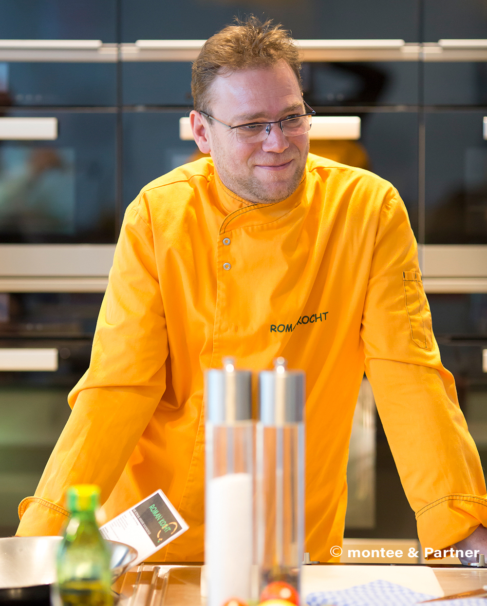Roman Rosamith as a cook at the virtual team coaching in Miele Kitchenstudios
