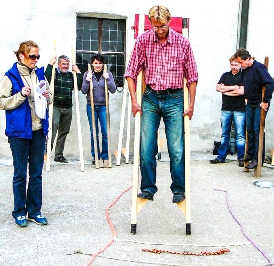 Stelzenlauf Mittelalter Teamchallenge Burg Erlebnis Teambuilding
