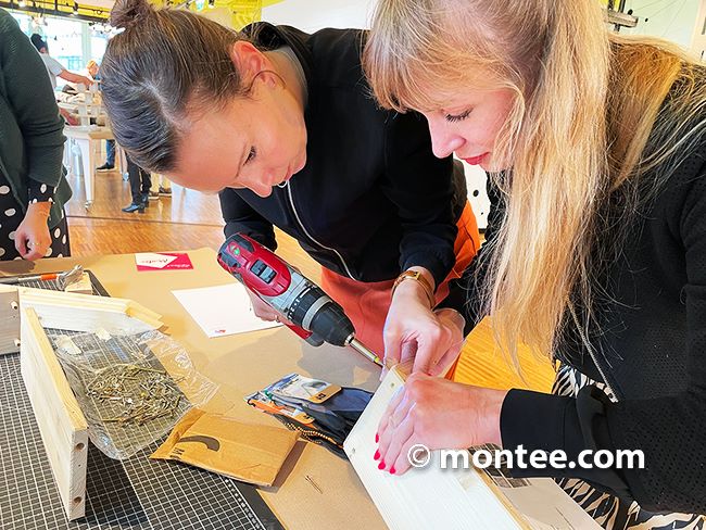 Gemeinsames Teamwork beim Insektenhotelbau