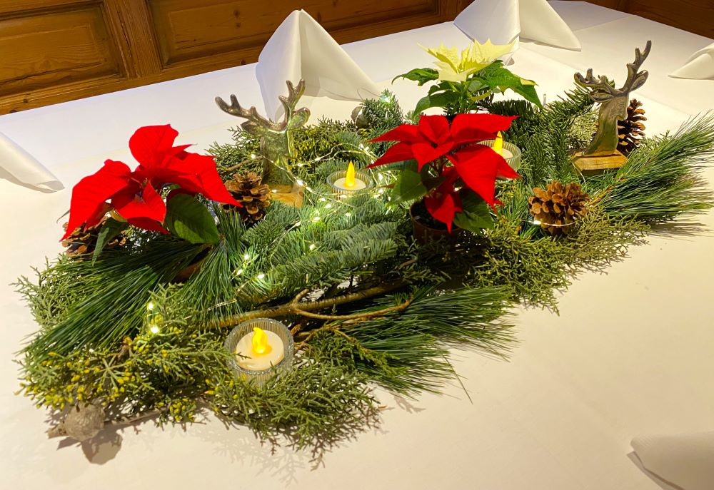 Weihnachtsdekoration auf Tische bei Firmenweihnachtsfeier 