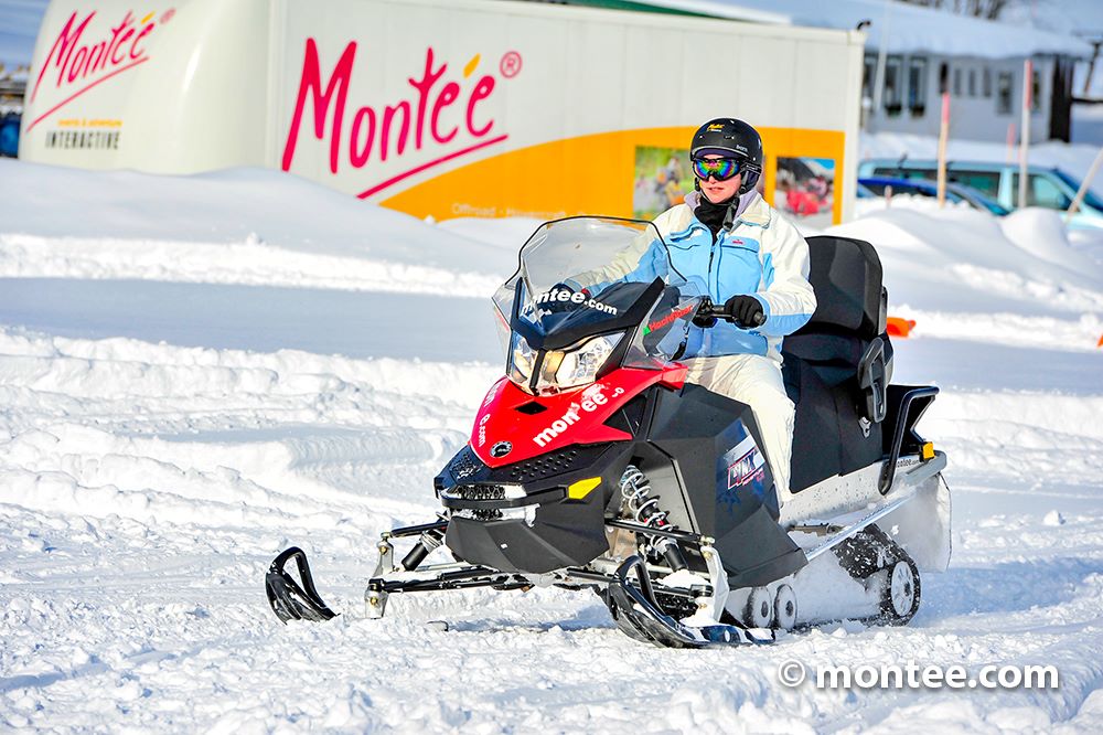 Schneemobil fahren in Winterlandschaft 