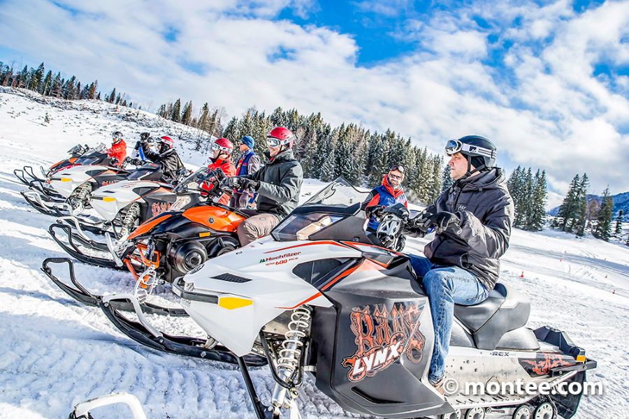 Skidoo fahren Winterlandschaft