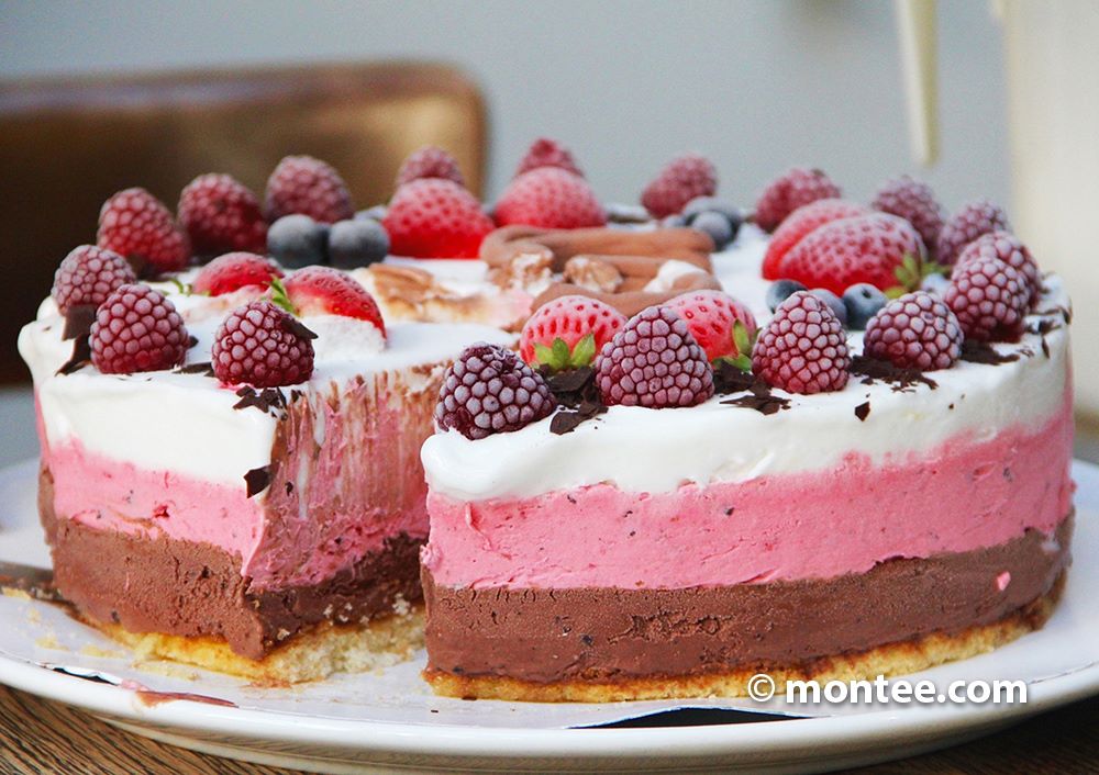 Torte mit Früchten drauf 