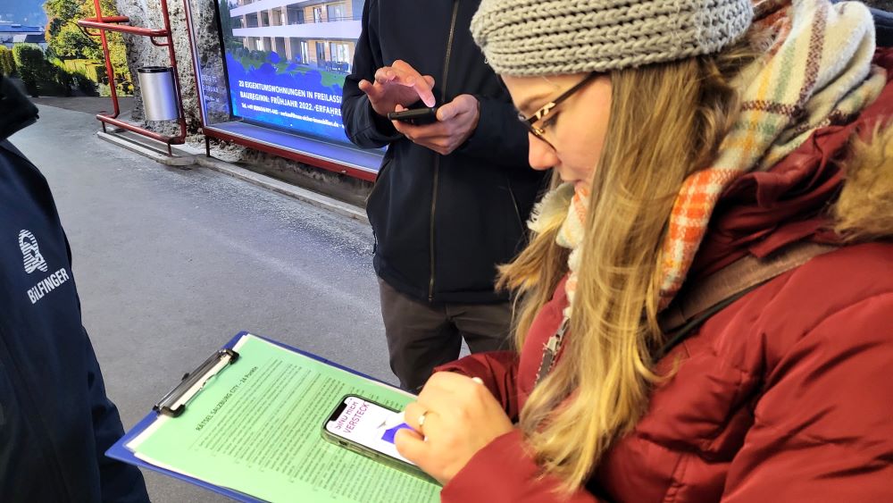 Rätselnde Frau bei City Escape Game Tour Teamevent in Salzburg 