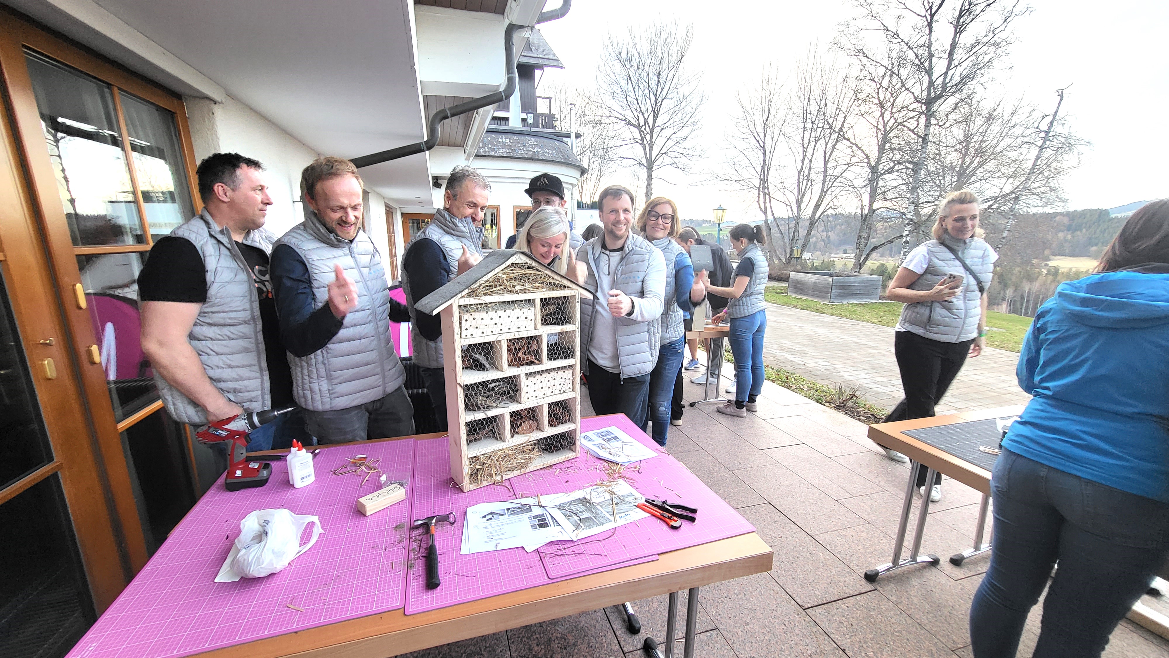 Gemeinsames Teamwork beim Insektenhotelbau