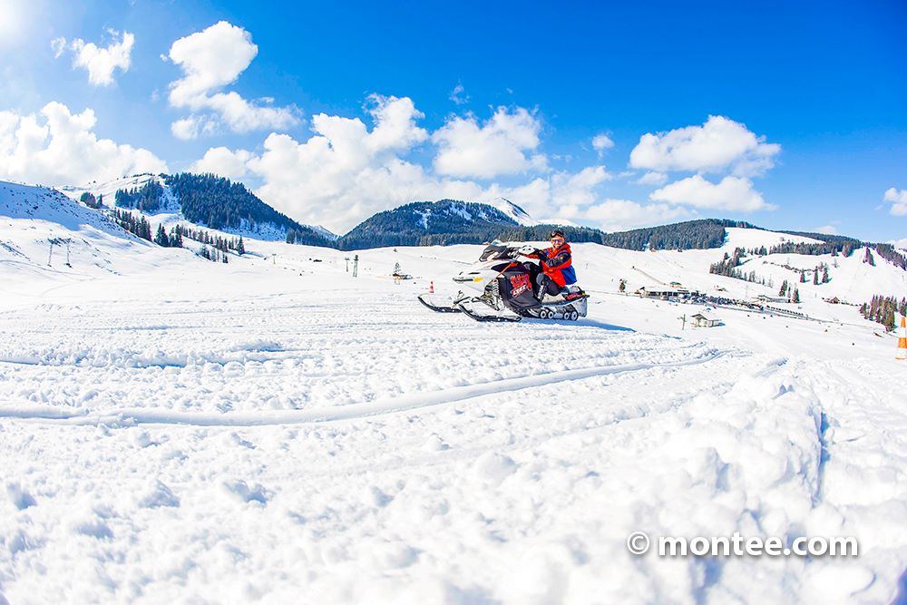 Schneemobil fahren in Winterlandschaft 