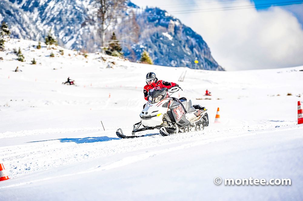 Skidoo fahren Winterlandschaft