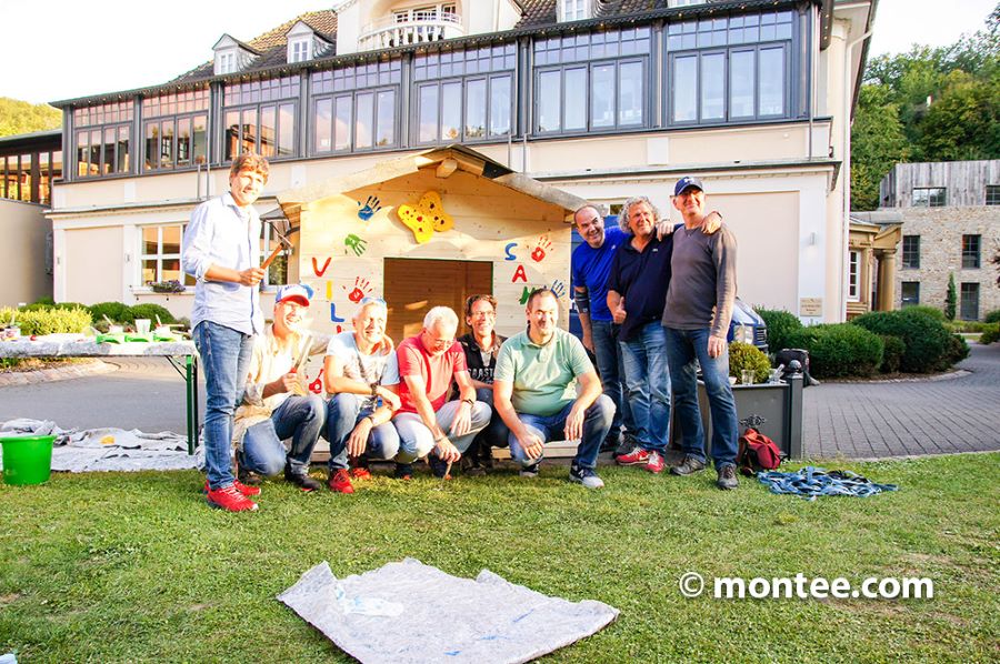 Gruppenbild mit fertiger Holzhütte