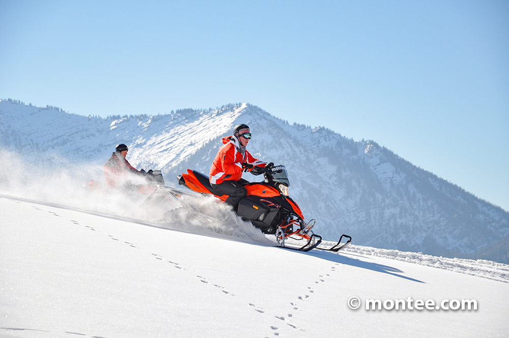  snowmobile online Teambuilding event montee andreas Driza