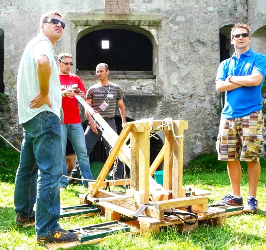 Mittelalter Katapult schießen Ritterspiele Teambuilding Event