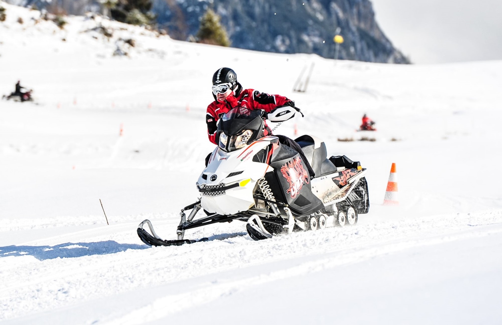 Schneemobil fahren in Winterlandschaft 