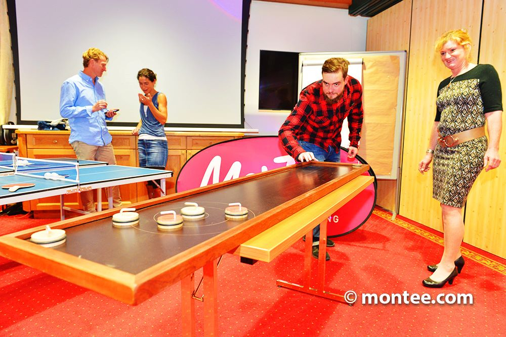 Mega Brett Spiel bei Office Olympiade im Büro