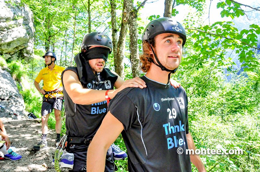 Blindes Vertrauen durch Führungskräfte Training Outdoor Teamevent Salzburg