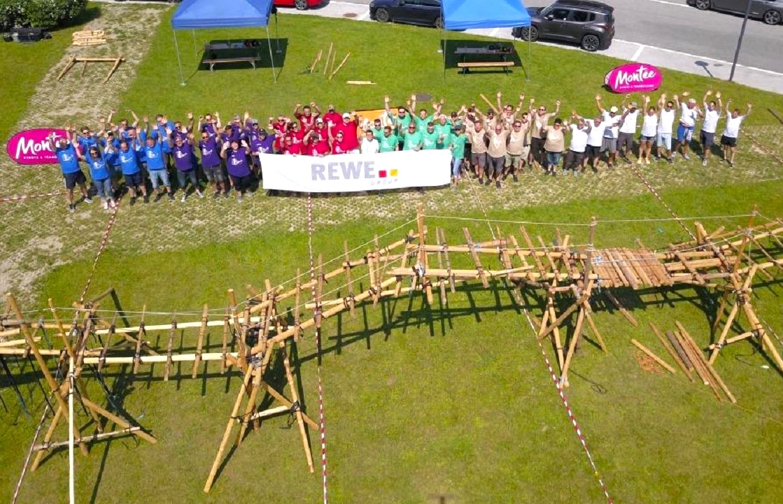 Gruppenbild fertiger Brückenbau 