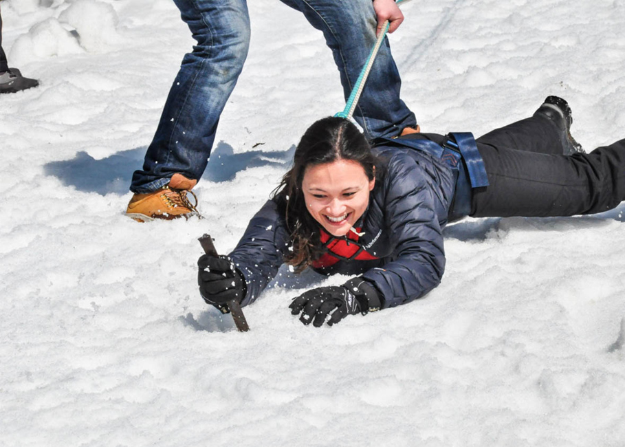 Snow bungee running against the rubber rope