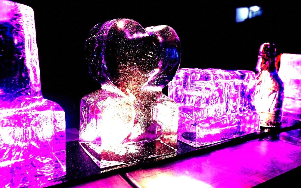 fertige Eisskulpturen als Dekoration für Weihnachtsfeier
