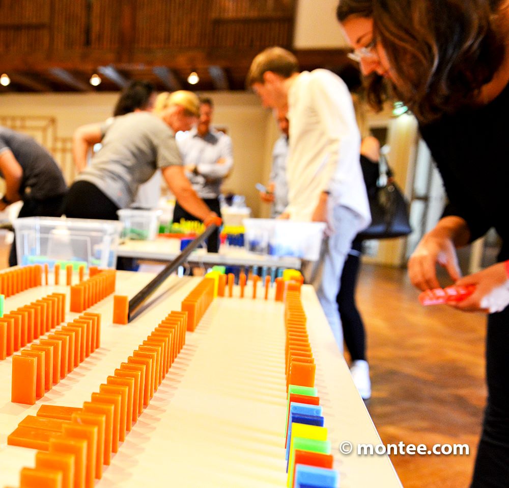 Teamevent mit Dominosteinen