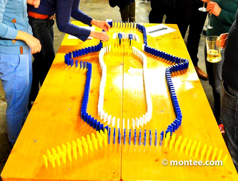 Domino Chain Reaction 