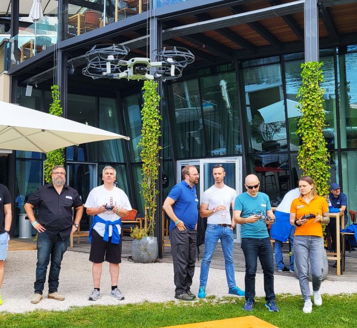 Gruppe steuert Drohnen