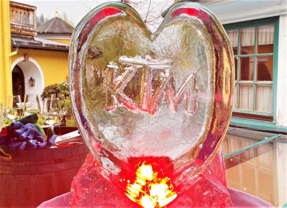 Firmen Logo in einem Herz aus Eis