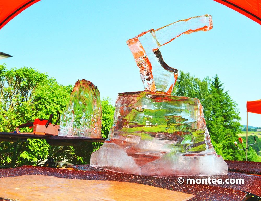 Hammer als Eisskulptur 