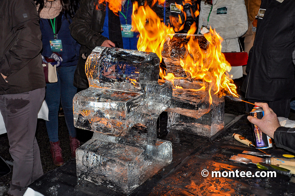 Eisskulpturen werden mit Feuer gebrannt 