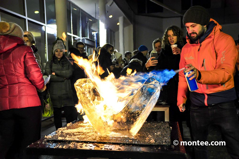 Eisskulptur wird gebrannt 