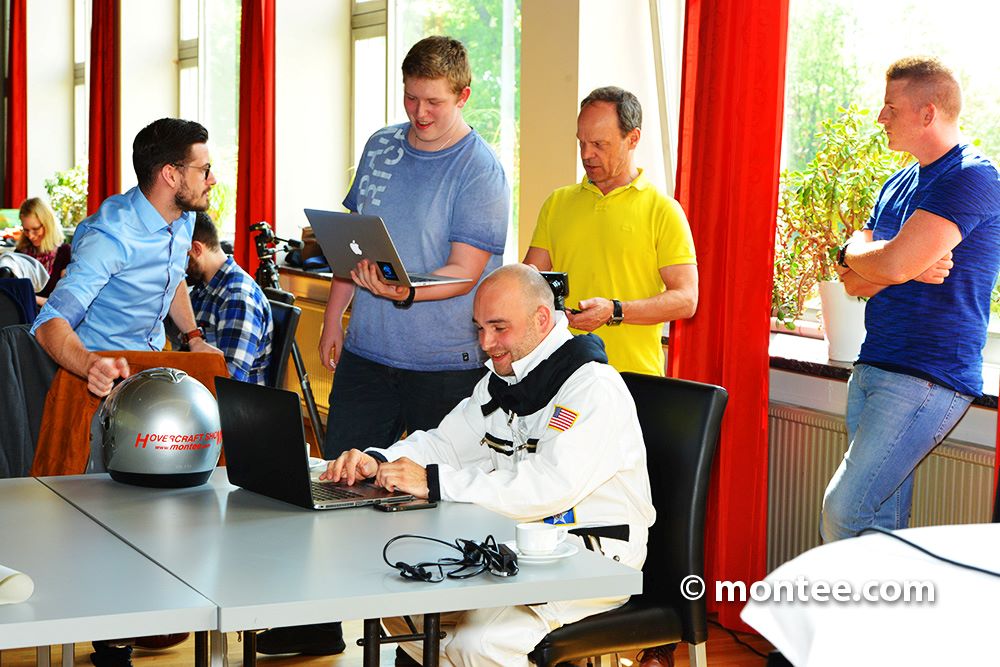 Männer beim Videoschnitt