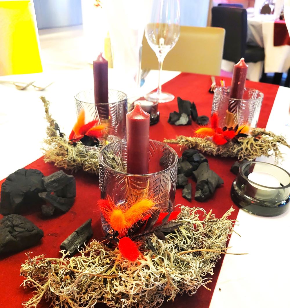 Weihnachtsdekoration auf Tische bei Firmenweihnachtsfeier 