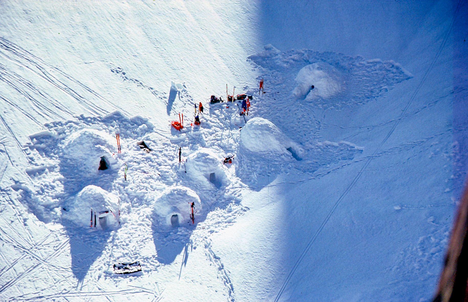 Firmenevent Iglu bauen im Schnee 
