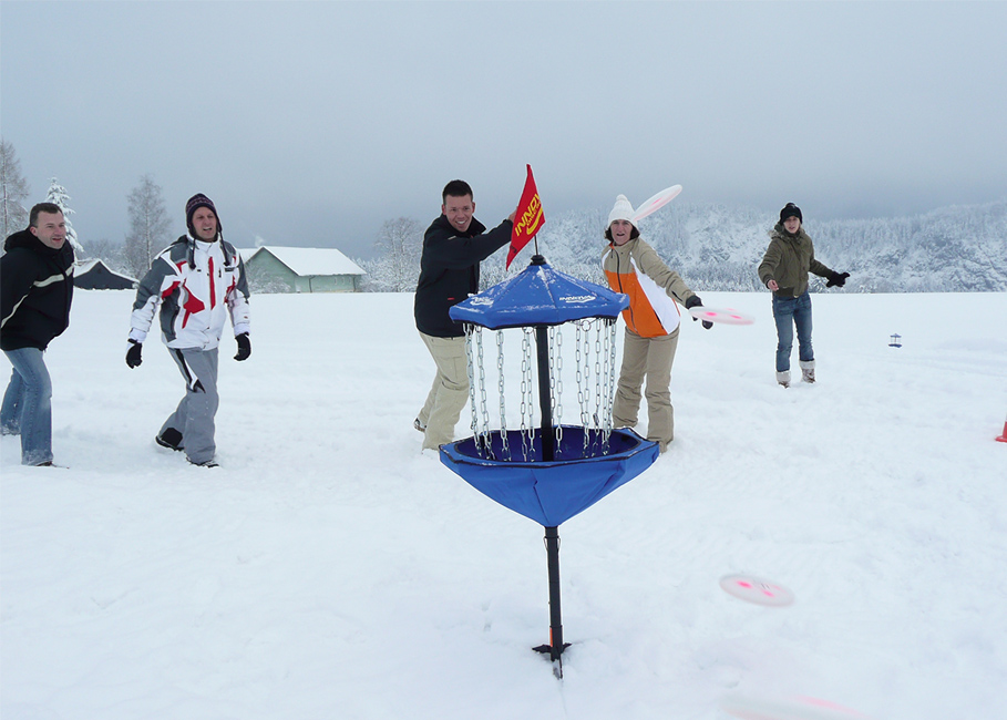 The somewhat different golf with Frisbee discs in the snow