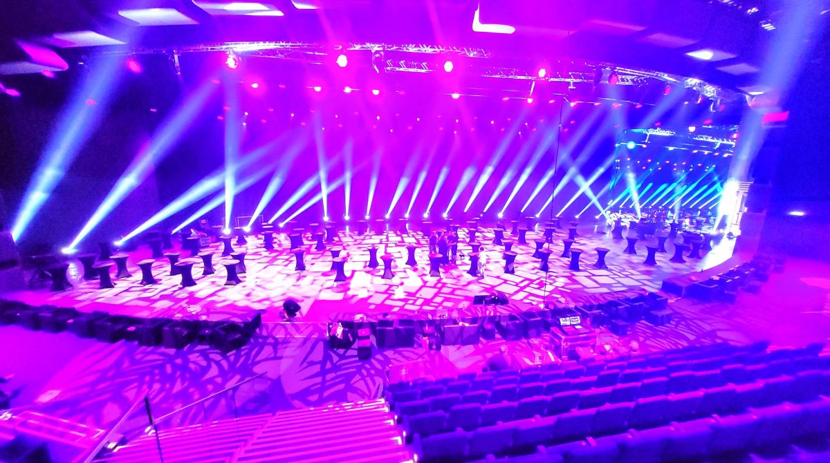 Beleuchtende Bühne bei Gala Abend 