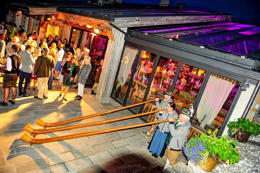 Hüttenzauber-Alphorn Teamevent Idee Alpen Österreich Abendveranstaltung Firmenevent