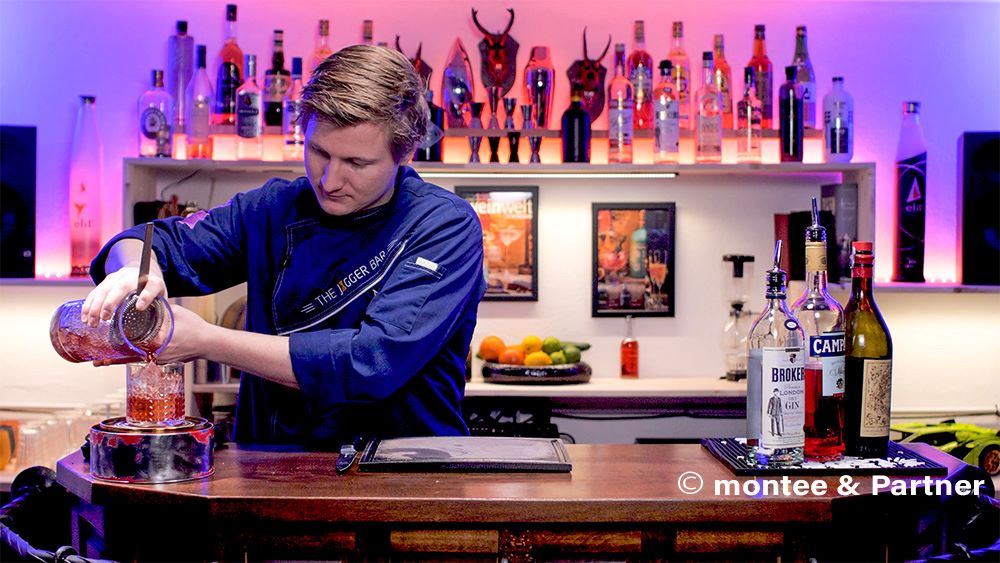 Holen Sie sich den ein oder anderen Tipp vom Profi beim Zubereiten Ihres gewählten Cocktails oder Mocktails