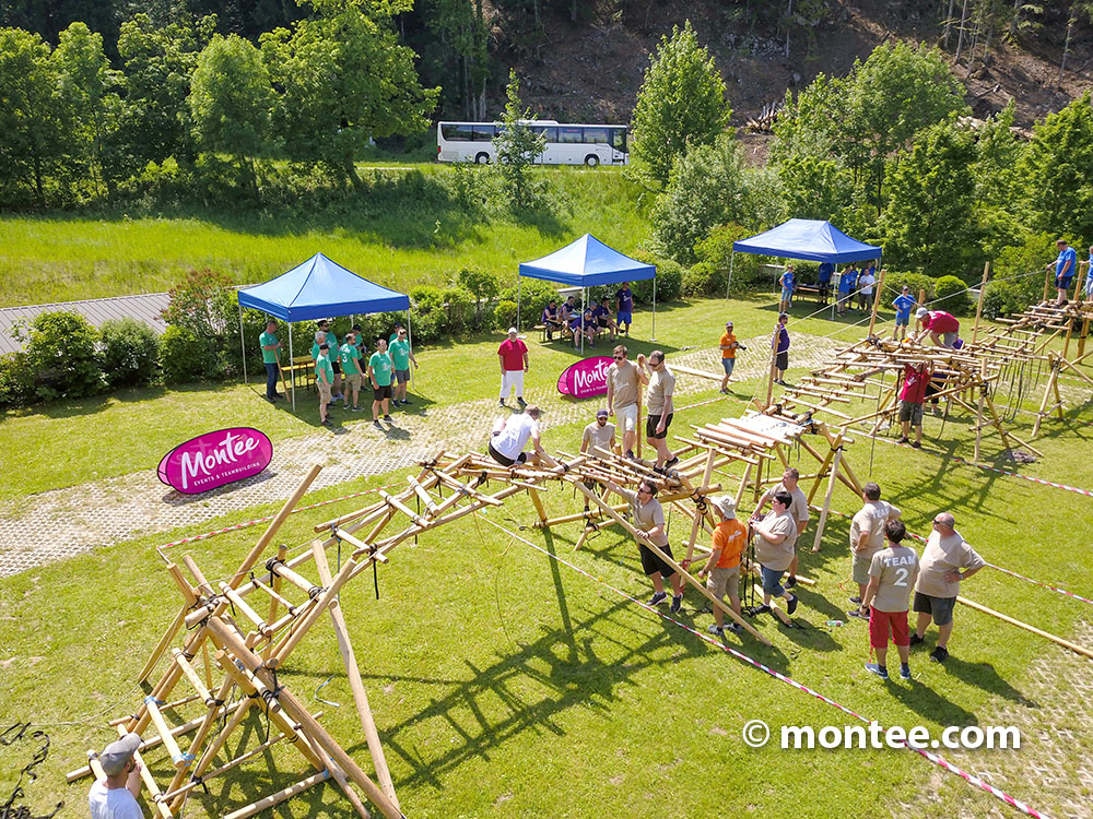 Teambuilding Brückenbau in einer Wiese