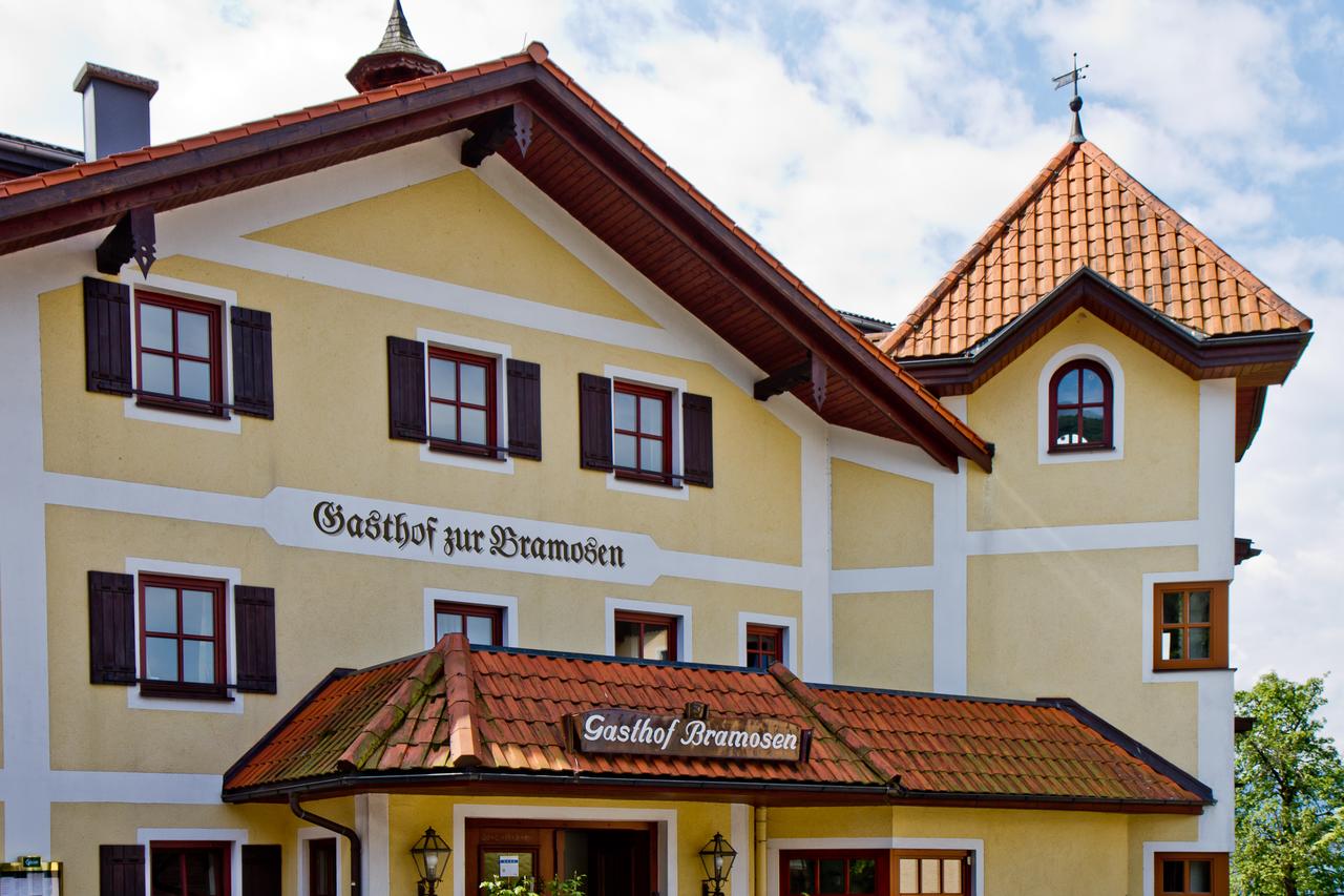 Hotel Bramosen – Große Grünfläche direkt am Attersee ermöglicht kreative Teamcompetitions