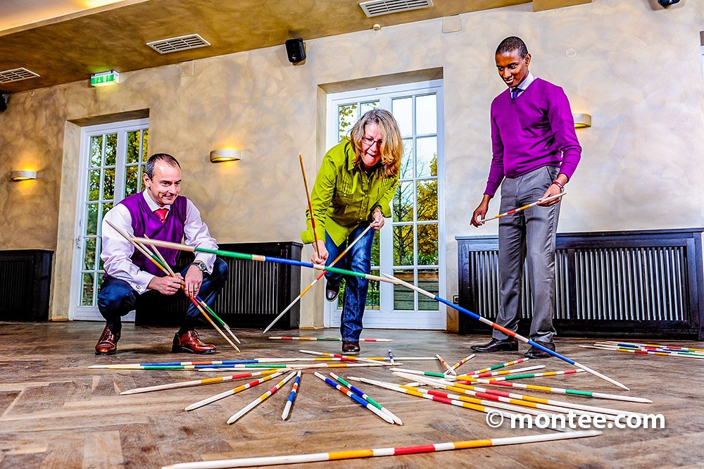 Team spielt Riesen Mikado indoor