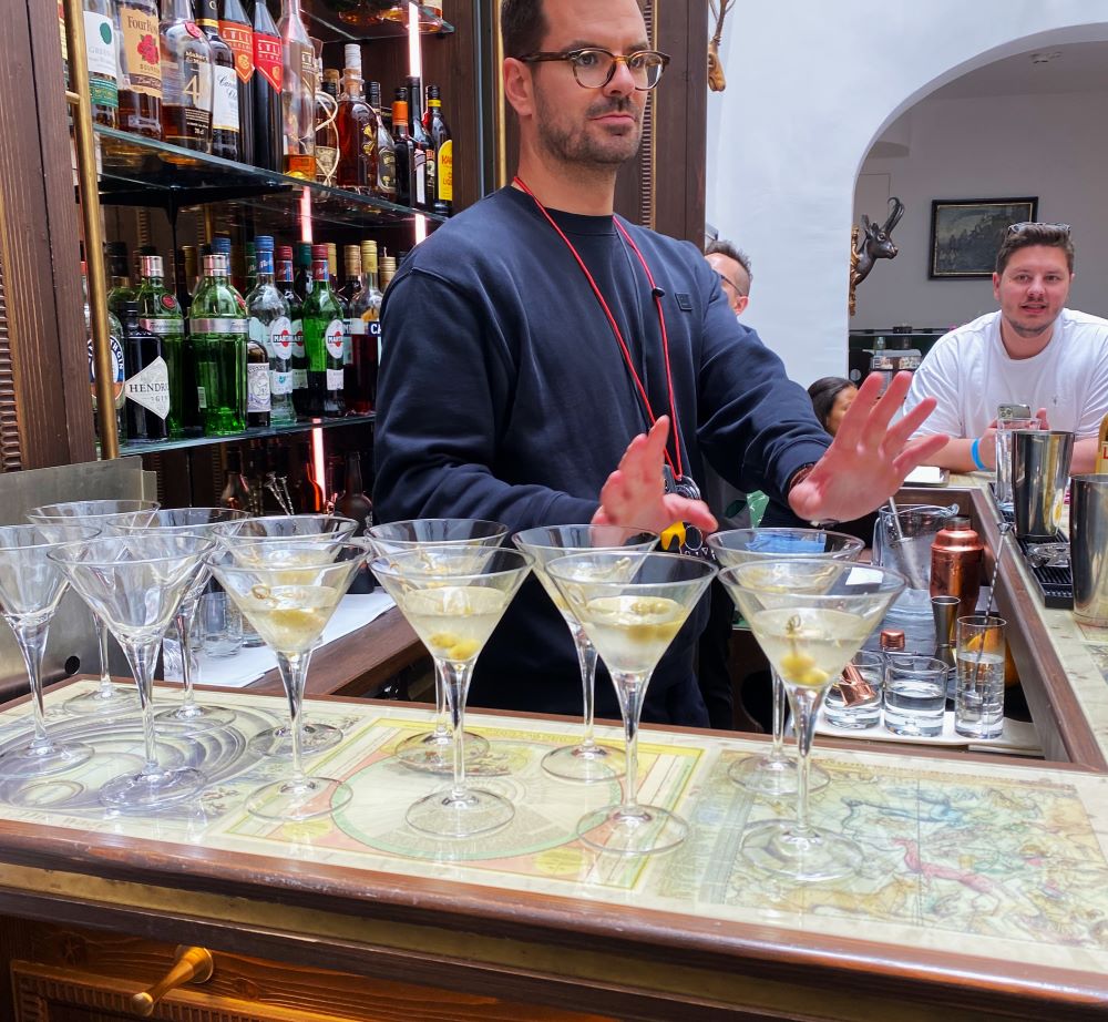 Mann mit Cocktails 