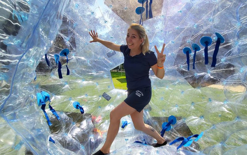 Frau in Zorbing Mega Kugel 