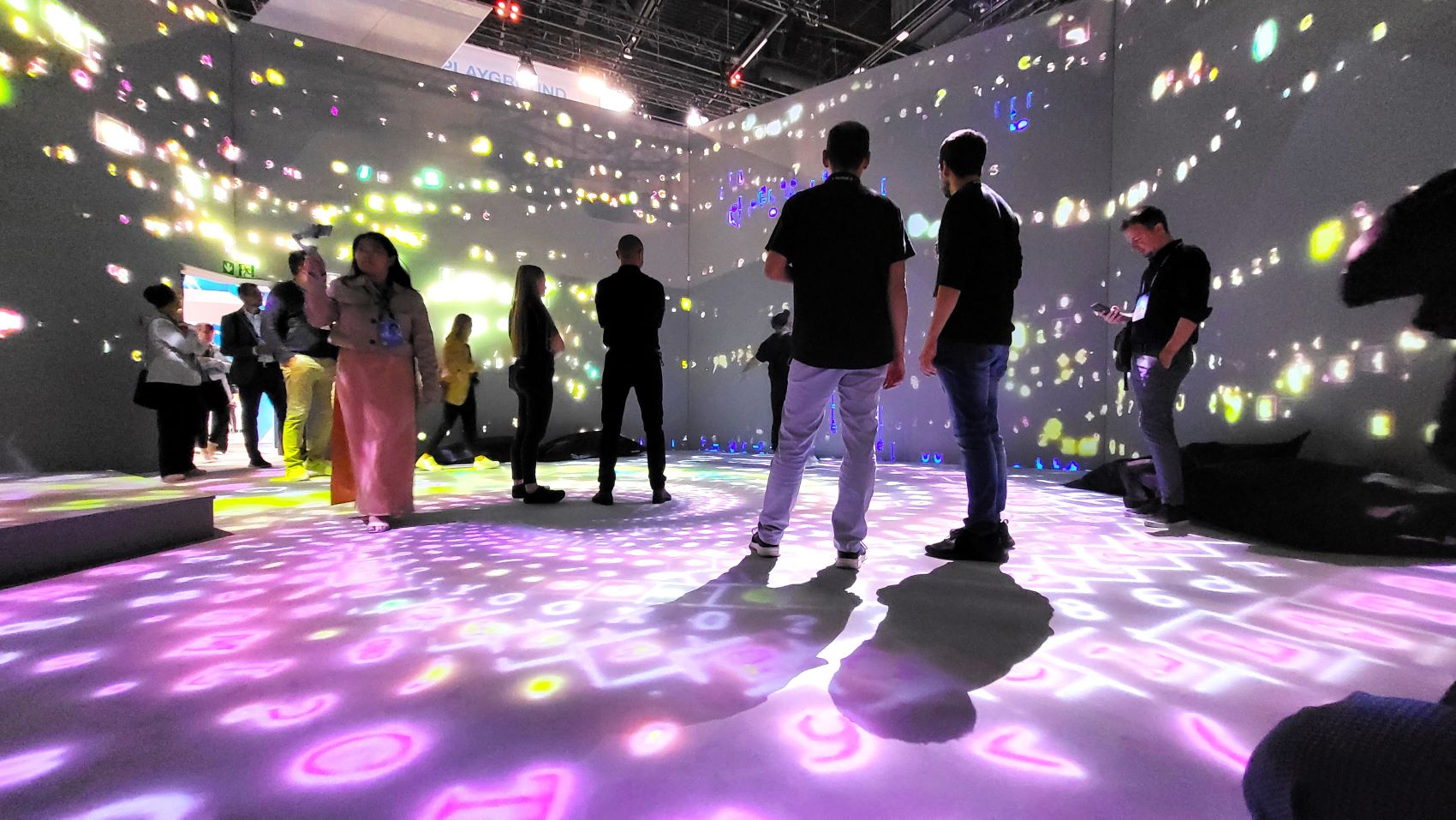 KI Digital Art Show - Laser Beamer Video Lichtinstallation