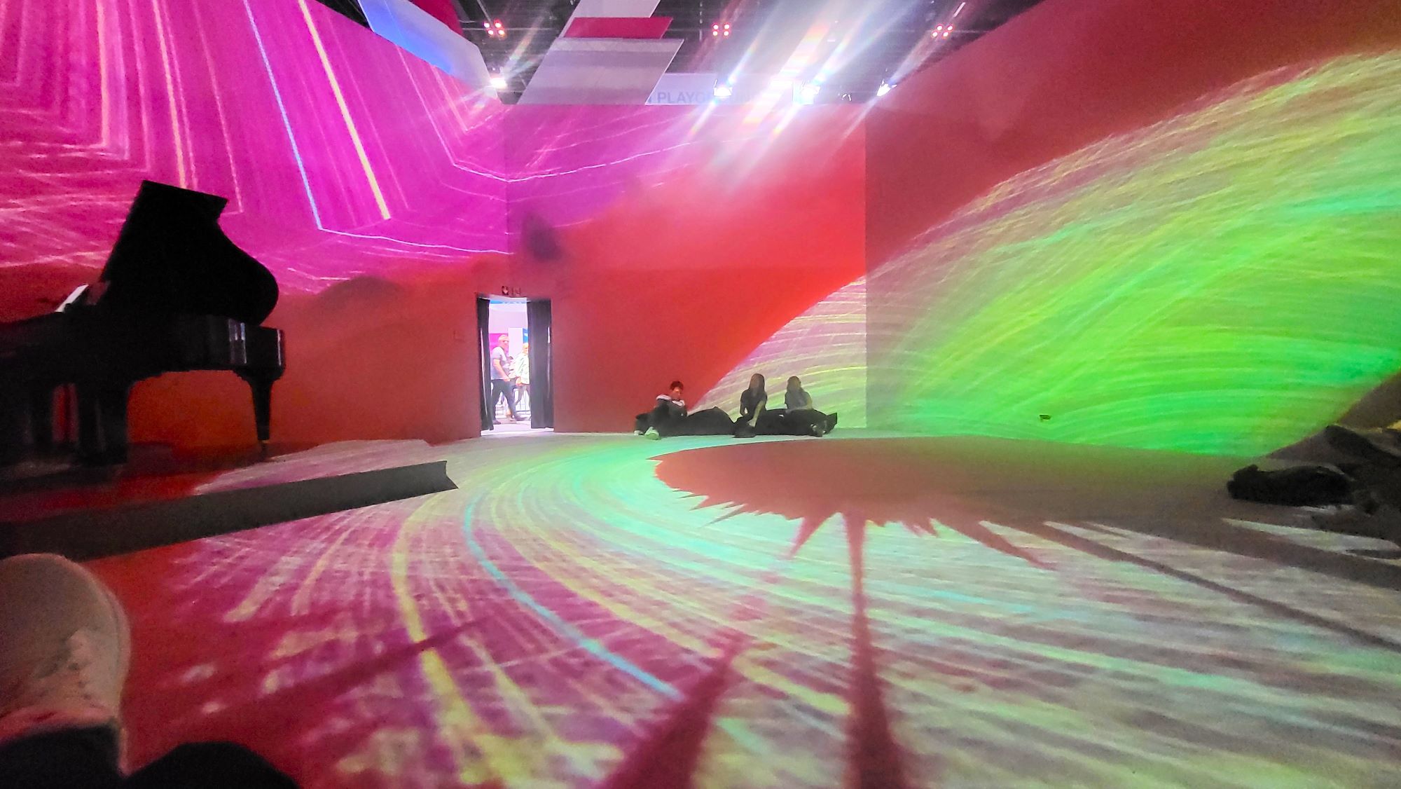 KI generierte Digitale Videokunst mit Laser Beamer Projektoren immersive Projektion