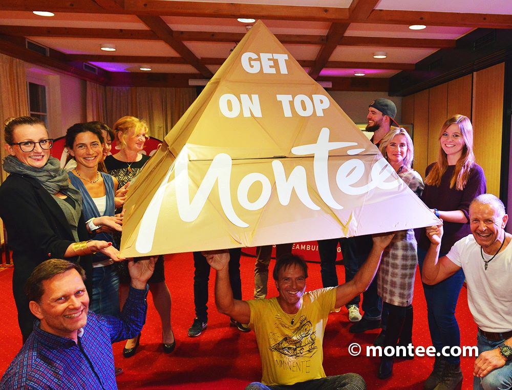 Karton Art Pyramidenbau aus Karton und Pappe Teamevent Idee