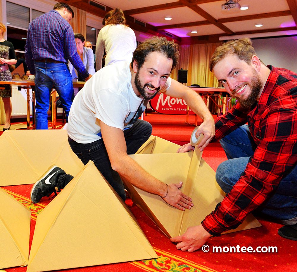 Karton Art Brueckenbau Future Bridge Firmenevent kreativ Montee