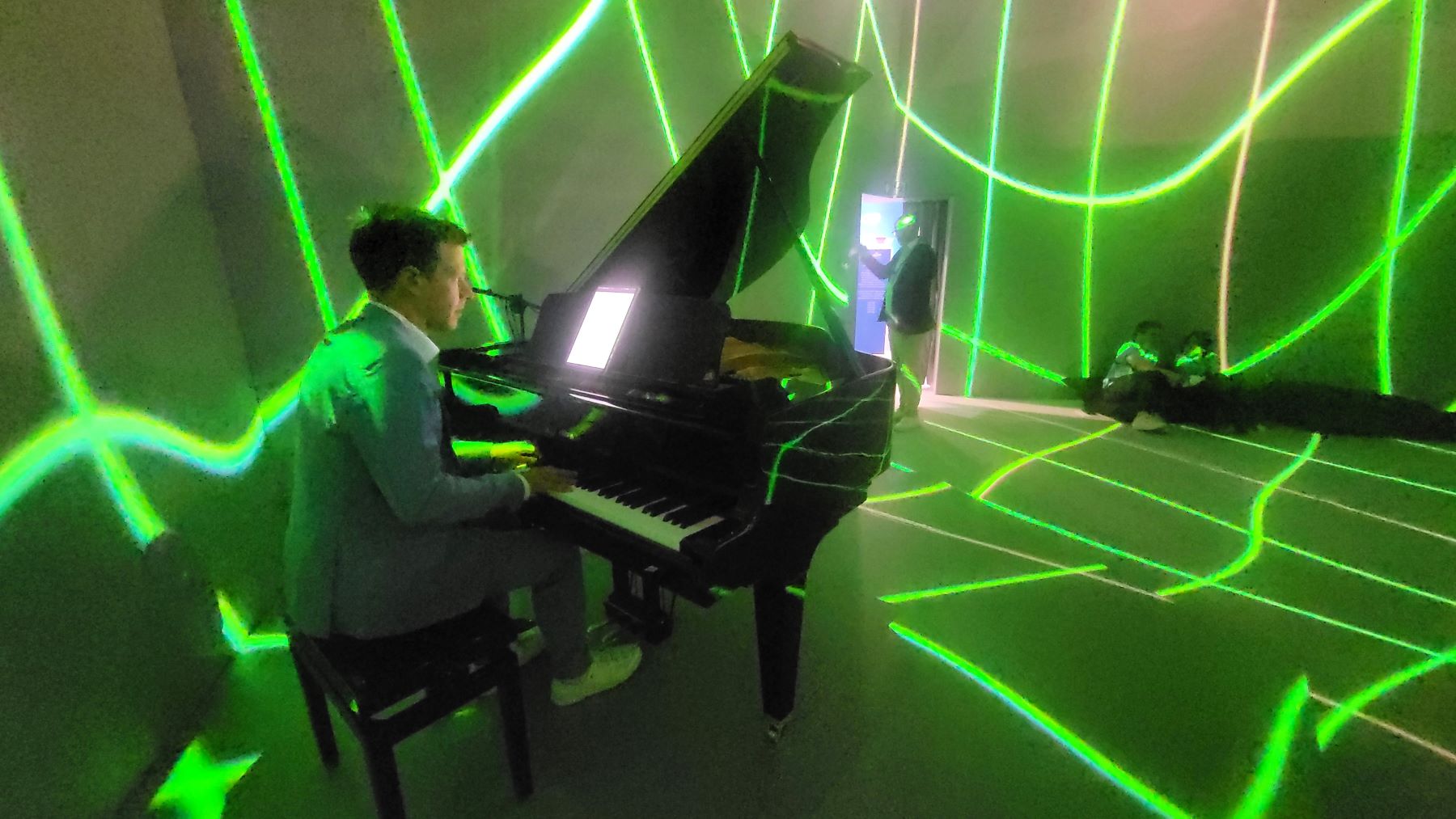 Laser Beamer Video Lichtinstallation mit Piano live digital art