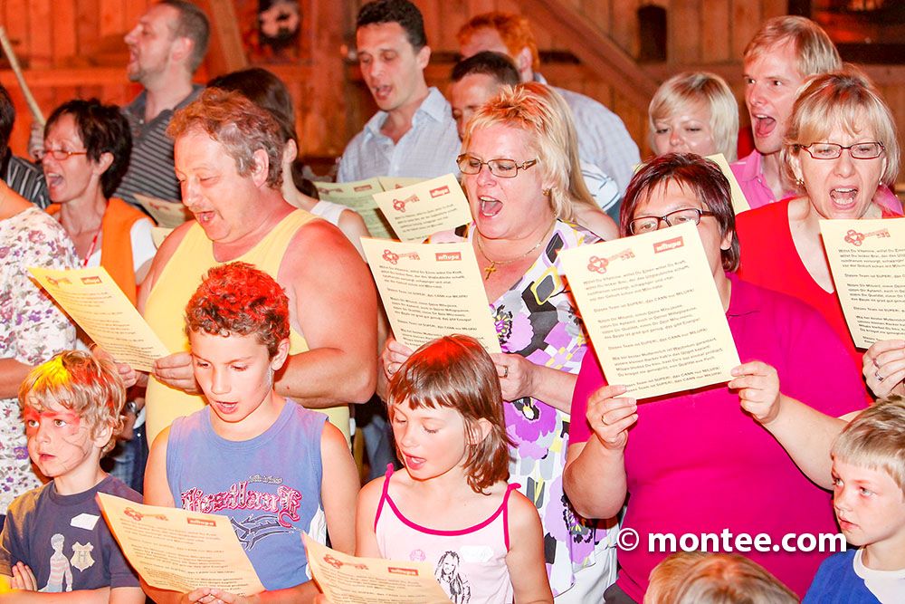 Mitarbeiterfest Firmenfeier mit Familie Indoor Event Idee Wien