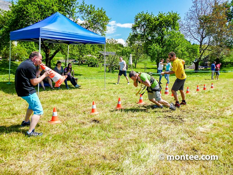 Bungee Running in der Wiese